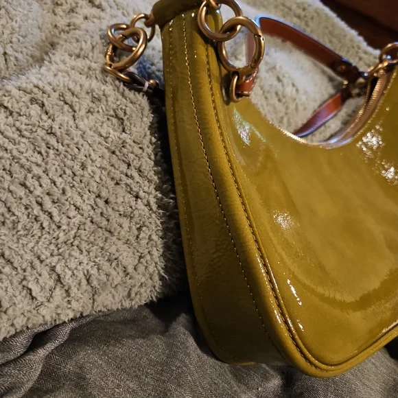 Tory Burch Mercer Patent Crescent Bag in 🍐 - Picture 4 of 10